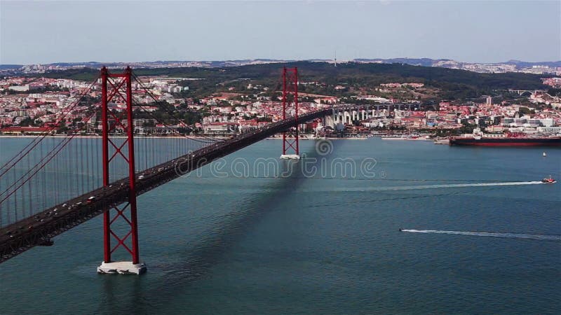 El Ponte 25 de Abril es un puente colgante que une la ciudad de Lisboa con la Almada almacen de metraje de vídeo