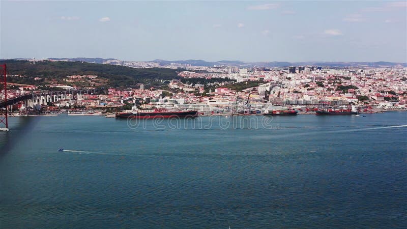 El Ponte 25 de Abril es un puente colgante que une la ciudad de Lisboa con la Almada almacen de video