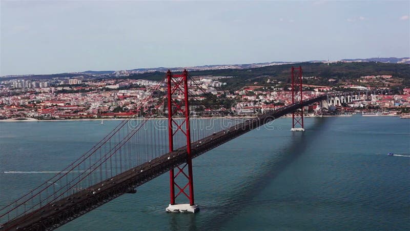 El ponte 25 de abril es un puente suspensivo que conecta la ciudad de lisboa con la almada almacen de metraje de vídeo