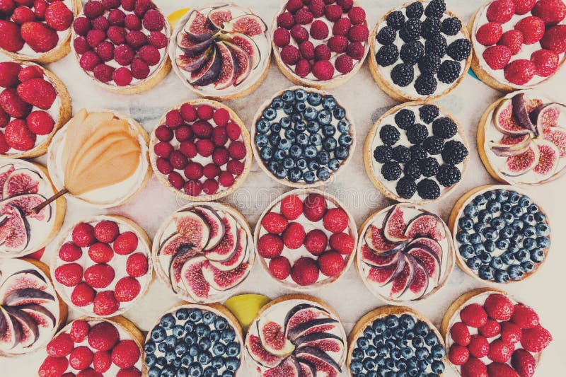 El postre de las tartas de la fruta y de la baya clasificó el fondo de la visión superior fotos de archivo El postre de las tartas de la fruta y de la baya clasificó el fondo de la visión superior fotos de archivo