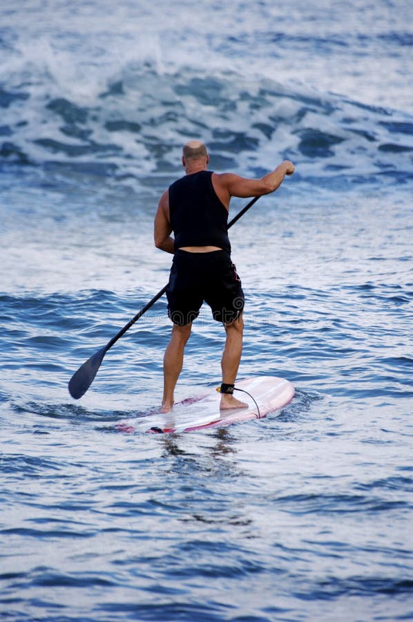 El practicar surf con el remo