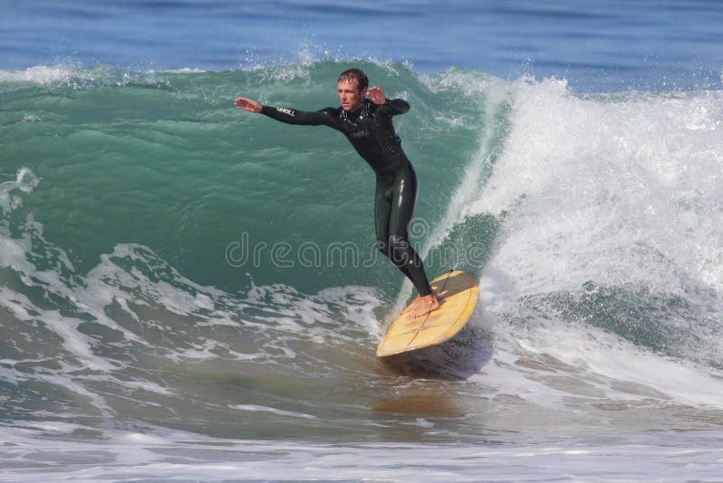 El Practicar Surf De Manhattan Beach Foto de archivo editorial Imagen de tarjeta, california