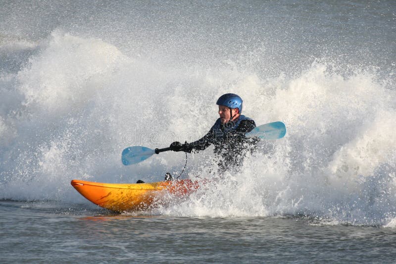 El practicar surf del kajak fotografía de archivo libre de regalías El practicar surf del kajak fotografía de archivo libre de regalías