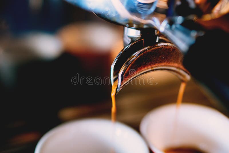 El preparar del café - café del café express que vierte de cierre de la máquina de café express para arriba imagenes de archivo