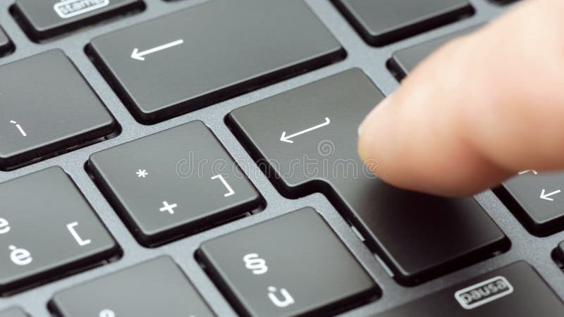 El presionar del finger del primer entra en dominante en la cantidad moderna 4k del teclado del ordenador portátil