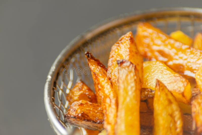 El primer de fritadas de oro se preparó de las patatas frescas, grasientas pero imagen de archivo libre de regalías El primer de fritadas de oro se preparó de las patatas frescas, grasientas pero imagen de archivo libre de regalías