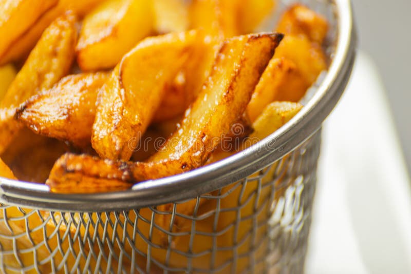 El primer de fritadas de oro se preparó de las patatas frescas, grasientas pero imagen de archivo libre de regalías El primer de fritadas de oro se preparó de las patatas frescas, grasientas pero imagen de archivo libre de regalías