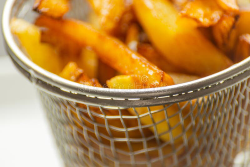 El primer de fritadas de oro se preparó de las patatas frescas, grasientas pero fotografía de archivo El primer de fritadas de oro se preparó de las patatas frescas, grasientas pero fotografía de archivo