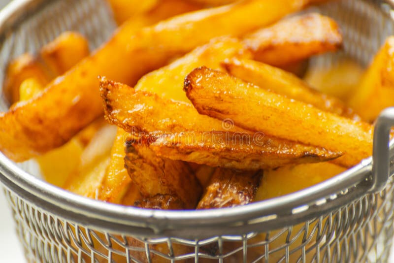 El primer de fritadas de oro se preparó de las patatas frescas, grasientas pero imagenes de archivo El primer de fritadas de oro se preparó de las patatas frescas, grasientas pero imagenes de archivo