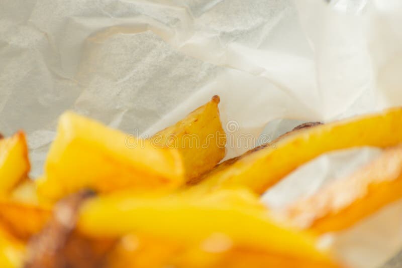 El primer de fritadas de oro se preparó de las patatas frescas, grasientas pero foto de archivo El primer de fritadas de oro se preparó de las patatas frescas, grasientas pero foto de archivo