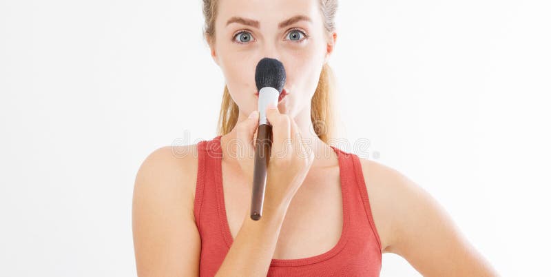 El primer de la cara feliz de la mujer joven con compone el cepillo aislado en el fondo blanco Concepto del cuidado de piel de la imagen de archivo libre de regalías El primer de la cara feliz de la mujer joven con compone el cepillo aislado en el fondo blanco Concepto del cuidado de piel de la imagen de archivo libre de regalías