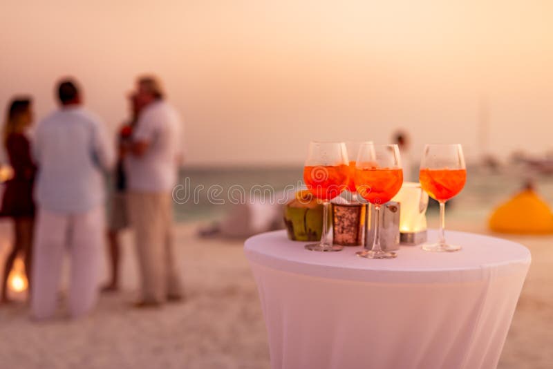 El primer del aperol spritz la bebida del cóctel, el foco selectivo y los detalles refresco de la bebida alcohólica en la playa t foto de archivo El primer del aperol spritz la bebida del cóctel, el foco selectivo y los detalles refresco de la bebida alcohólica en la playa t foto de archivo