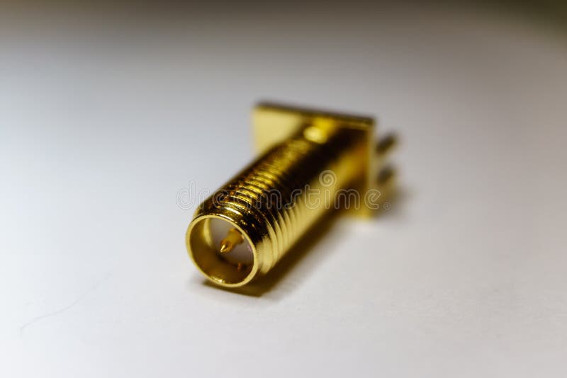 El primer del oro plateó el componente de la electrónica del conector macho de SMA en foco parcial en el fondo blanco fotos de archivo libres de regalías El primer del oro plateó el componente de la electrónica del conector macho de SMA en foco parcial en el fondo blanco fotos de archivo libres de regalías