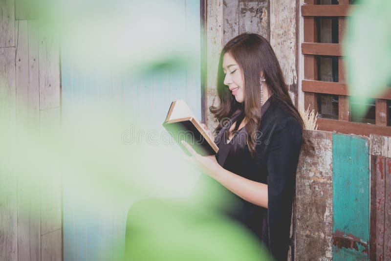 El primer en una mujer asiática joven que sostiene una biblia y ruega foto de archivo libre de regalías El primer en una mujer asiática joven que sostiene una biblia y ruega foto de archivo libre de regalías
