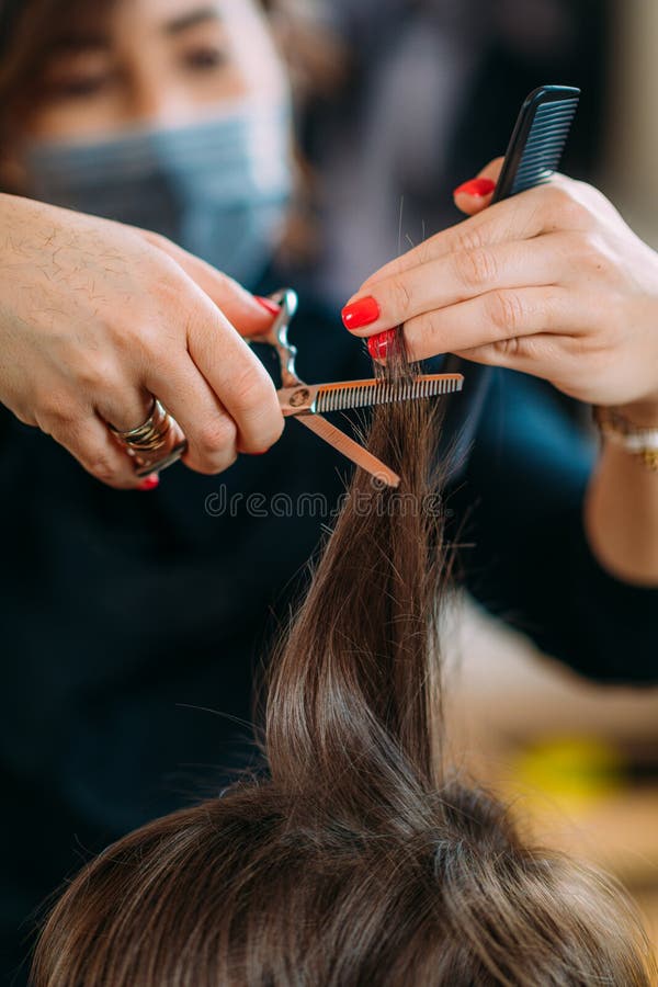 El primer plano de los peluqueros las manos fotos de archivo