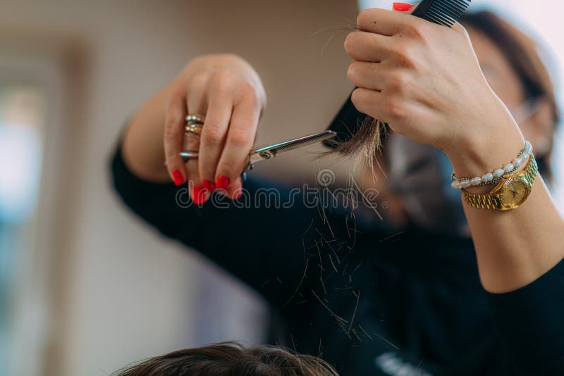 El primer plano de los peluqueros las manos fotografía de archivo