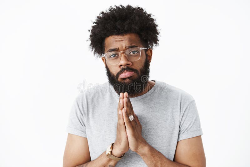 El primer tirado de novio barbudo afroamericano melanc?lico y tonto con la nariz perforada que lleva a cabo las manos adentro rue fotos de archivo El primer tirado de novio barbudo afroamericano melanc?lico y tonto con la nariz perforada que lleva a cabo las manos adentro rue fotos de archivo