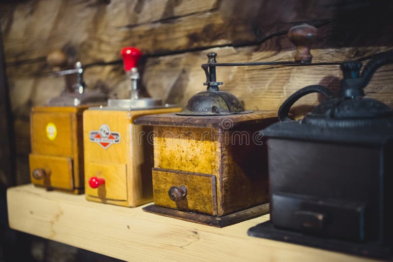 El primer tiró de molinos de café manuales viejos en la tabla de madera fotografía de archivo El primer tiró de molinos de café manuales viejos en la tabla de madera fotografía de archivo