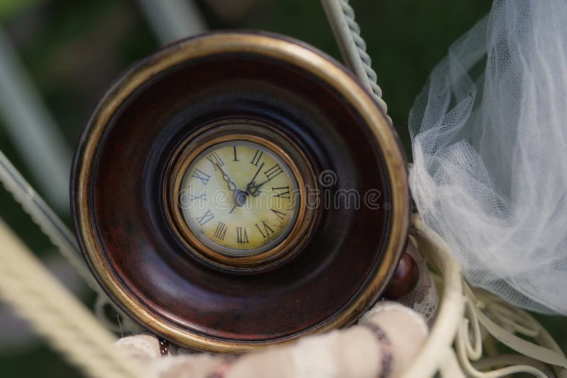 El primer tiró del viejo estilo, reloj del vintage con el marco grueso, de madera foto de archivo El primer tiró del viejo estilo, reloj del vintage con el marco grueso, de madera foto de archivo