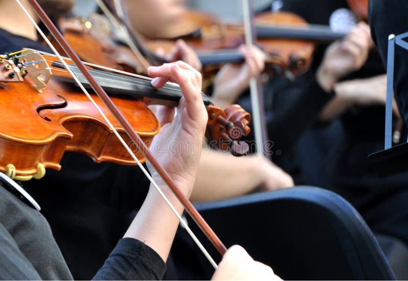 portón etc. Iluminar El Primer Violín En Una Orquesta De Cuerdas Foto de archivo - Imagen de  dedos, funcionamiento: 225069240
