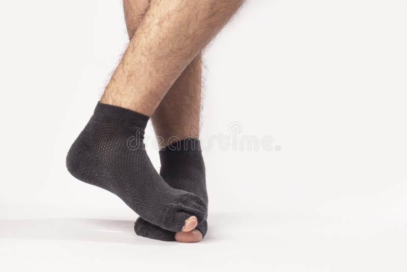 Hombre poniéndose calcetines negros en casa, closeup Fotografía de stock -  Alamy