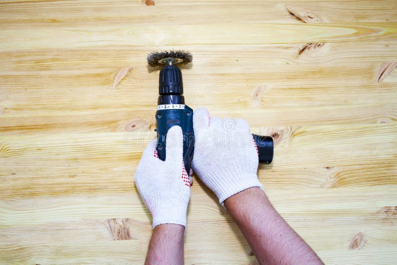 El proceso de cepillado del tabl?n de madera La mano masculina está celebrando la rotación eléctrica de la máquina de cepillar co imagen de archivo El proceso de cepillado del tabl?n de madera La mano masculina está celebrando la rotación eléctrica de la máquina de cepillar co imagen de archivo