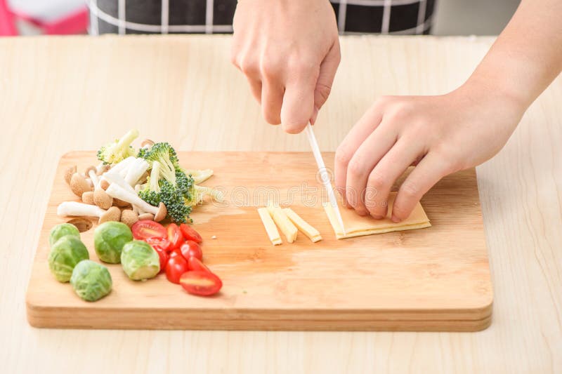 El Proceso De Cocinar Del Cocinero El Queso Del Corte Junta Las Piezas Foto De Archivo