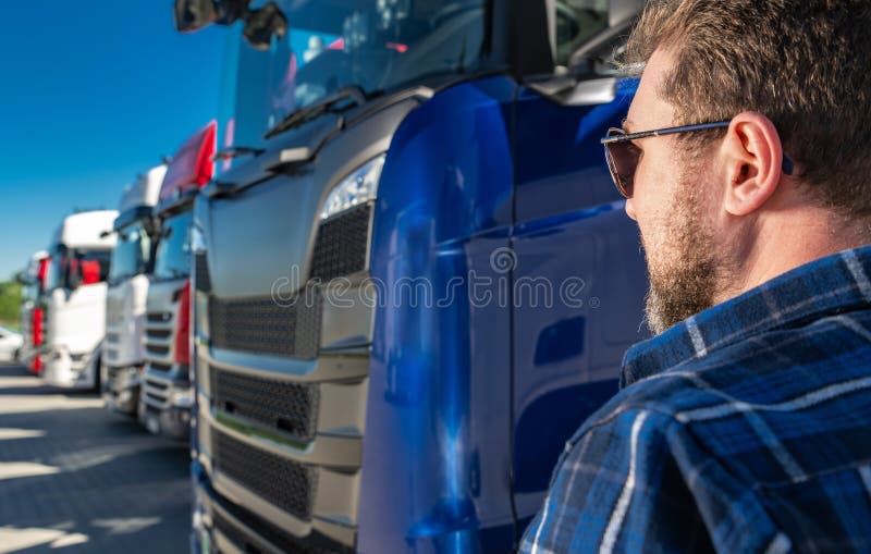 El propietario de la industria del transporte y su flota de semi-camiones foto de archivo