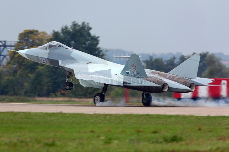El prototipo de Sukhoi T-50 PAK-FA es una nueva caza a reacción mostrada mientras que realiza vuelo del demonstartion en Zhukovsk fotos de archivo libres de regalías El prototipo de Sukhoi T-50 PAK-FA es una nueva caza a reacción mostrada mientras que realiza vuelo del demonstartion en Zhukovsk fotos de archivo libres de regalías