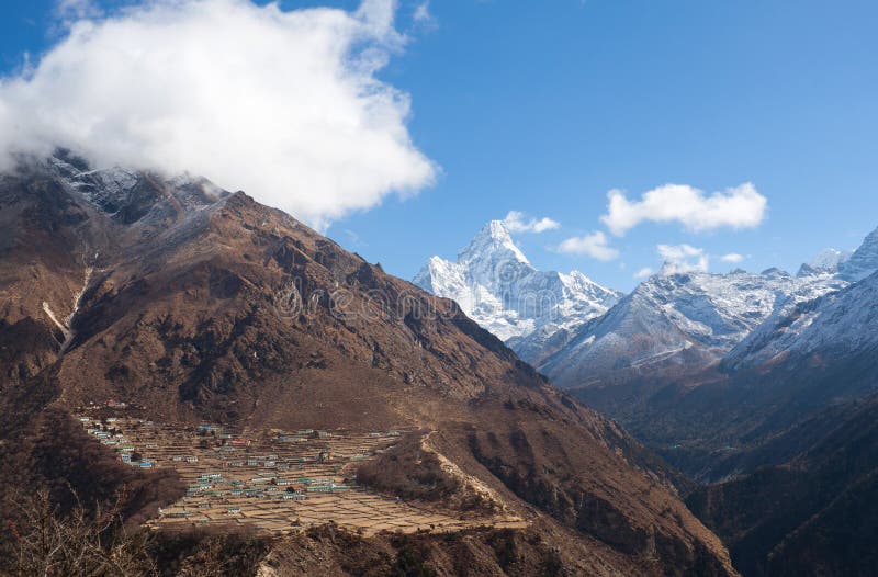 El pueblo y Ama Dablam de Phortse montan la visión, Nepal fotografía de archivo El pueblo y Ama Dablam de Phortse montan la visión, Nepal fotografía de archivo