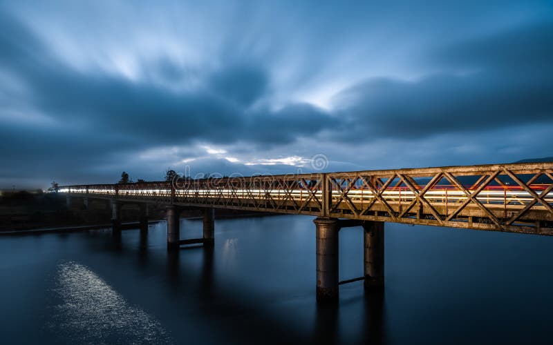 El puente azul de la hora con la luz se arrastra sobre el puente de Gamtoos imagenes de archivo El puente azul de la hora con la luz se arrastra sobre el puente de Gamtoos imagenes de archivo