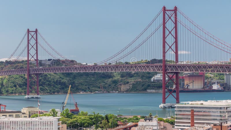 El puente aéreo de 25 de abril timelapse ponte 25 de abril en el puente suspensivo más largo de Portugal en europa. lisboa almacen de video
