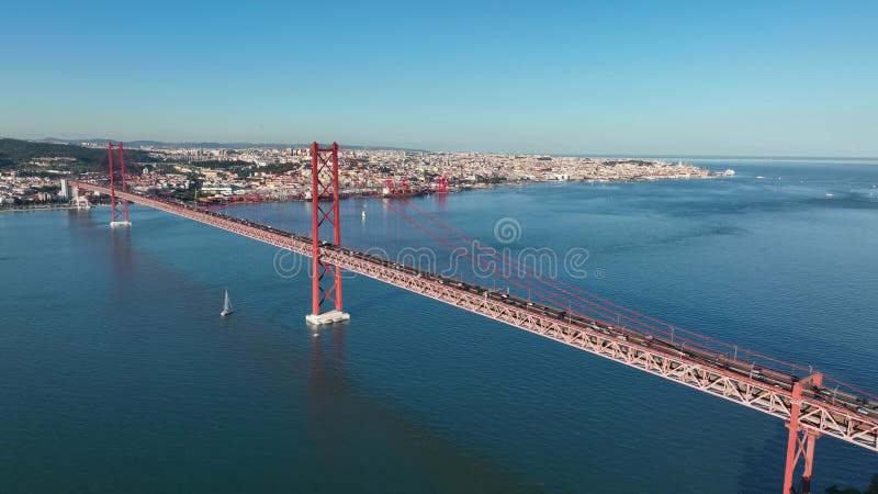 El puente 25 de abril ponte 25 de abril situado en lisboa portugal cruzando el río targus. dron 4k almacen de metraje de vídeo