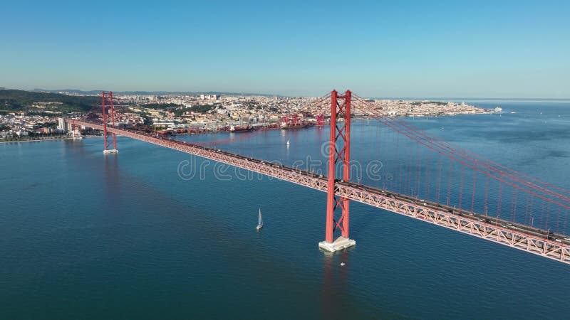 El puente 25 de abril ponte 25 de abril situado en lisboa portugal cruzando el río targus. dron 4k almacen de metraje de vídeo