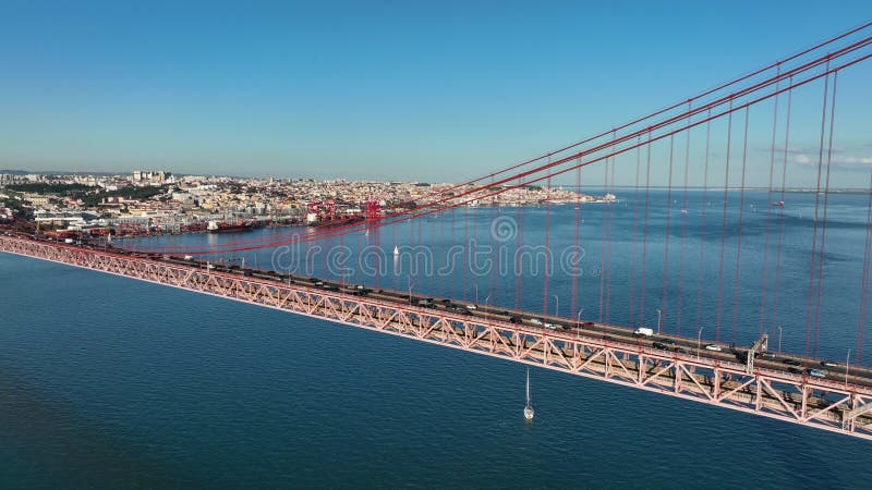 El puente 25 de abril ponte 25 de abril situado en lisboa portugal cruzando el río targus. dron 4k metrajes