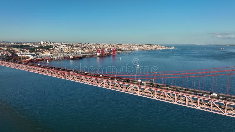 El puente 25 de abril ponte 25 de abril situado en lisboa portugal cruzando el río targus. dron 4k metrajes