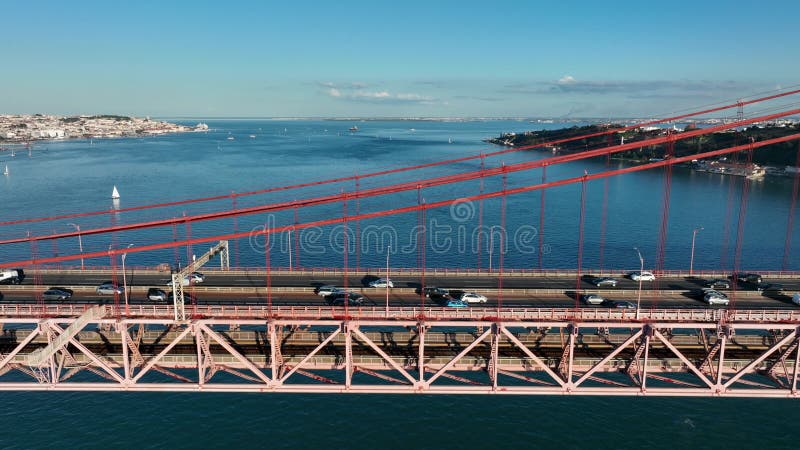 El puente 25 de abril ponte 25 de abril situado en lisboa portugal cruzando el río targus. dron 4k almacen de metraje de vídeo