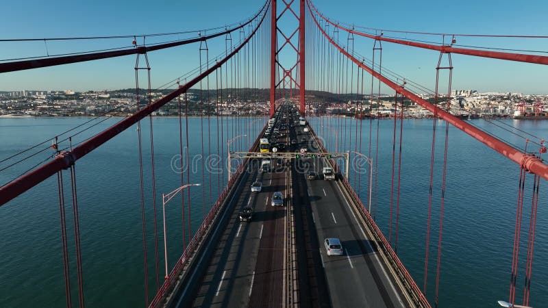 El puente 25 de abril ponte 25 de abril situado en lisboa portugal cruzando el río targus. dron 4k metrajes