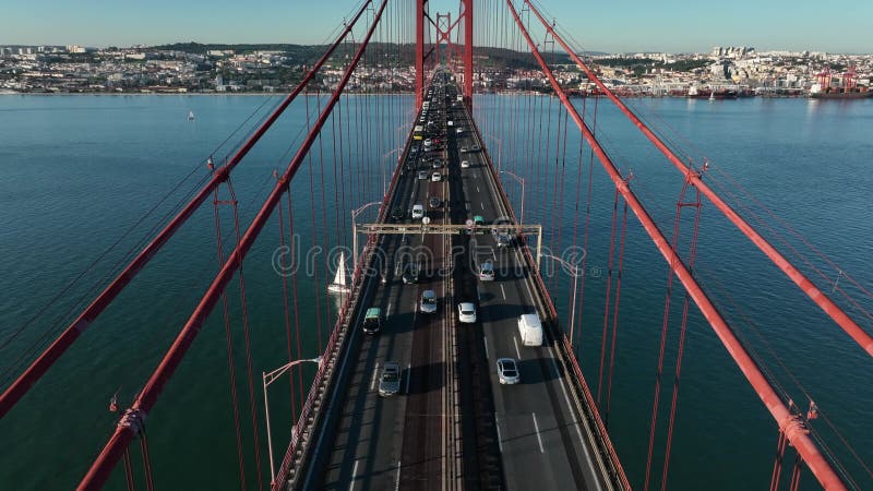 El puente 25 de abril ponte 25 de abril situado en lisboa portugal cruzando el río targus. dron 4k metrajes
