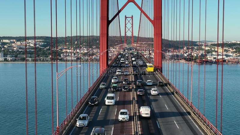 El puente 25 de abril ponte 25 de abril situado en lisboa portugal cruzando el río targus. dron 4k almacen de metraje de vídeo