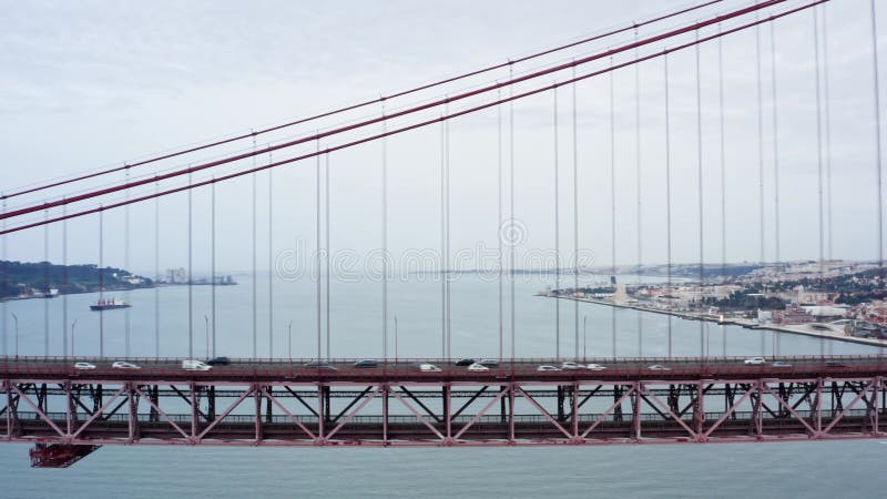 El puente 25 de abril también conocido como ponte 25 de abril en portugués es un puente suspensivo que atraviesa el río tagus en metrajes