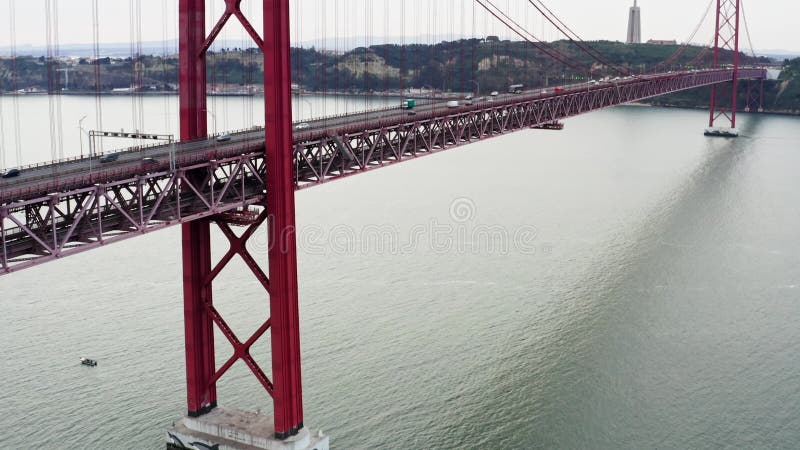 El puente 25 de abril también conocido como ponte 25 de abril en portugués es un puente suspensivo que atraviesa el río tagus en metrajes