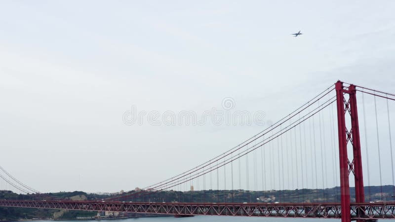 El puente 25 de abril también conocido como ponte 25 de abril en portugués es un puente suspensivo que atraviesa el río tagus en almacen de video