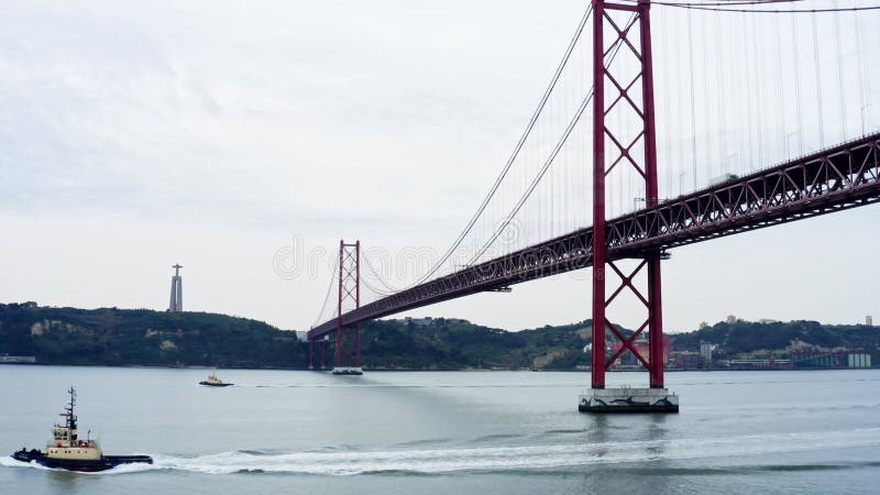 El puente 25 de abril también conocido como ponte 25 de abril en portugués es un puente suspensivo que atraviesa el río tagus en metrajes