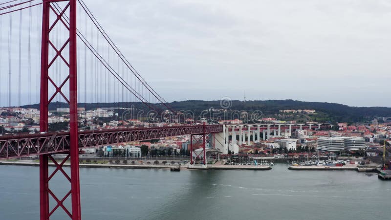 El puente 25 de abril también conocido como ponte 25 de abril en portugués es un puente suspensivo que atraviesa el río tagus en metrajes
