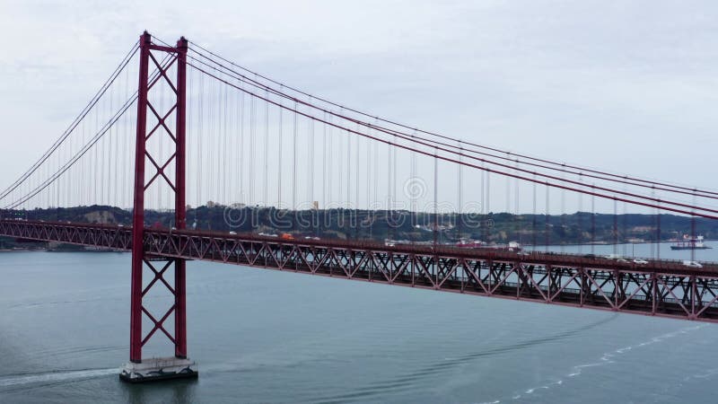 El puente 25 de abril también conocido como ponte 25 de abril en portugués es un puente suspensivo que atraviesa el río tagus en almacen de video