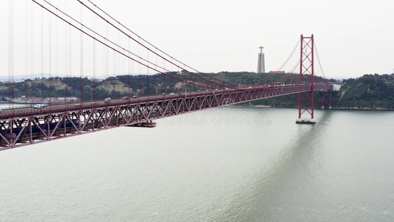 El puente 25 de abril también conocido como ponte 25 de abril en portugués es un puente suspensivo que atraviesa el río tagus en almacen de video
