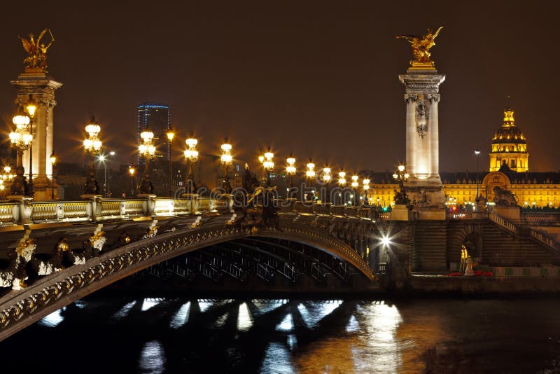 El puente de Alejandro III en la noche en París, Francia foto de archivo El puente de Alejandro III en la noche en París, Francia foto de archivo