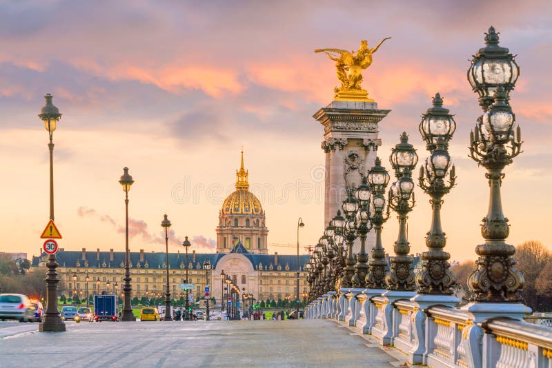 El puente de Alejandro III a través de río Sena en París imagen de archivo libre de regalías El puente de Alejandro III a través de río Sena en París imagen de archivo libre de regalías