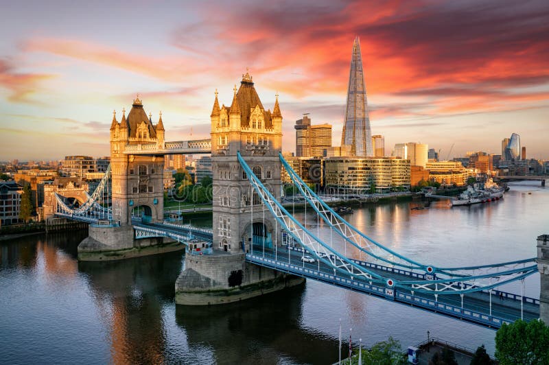El puente de la torre de Londres y el horizonte a lo largo del río Támesis, Reino Unido